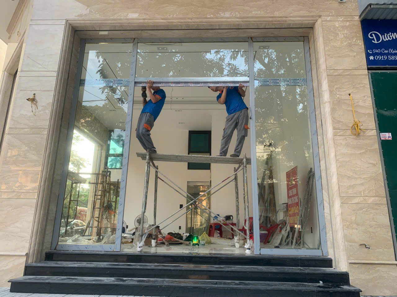 Thi công lắp đặt cửa kính cường lực mặt tiền nhà phố với khung nhôm lớn